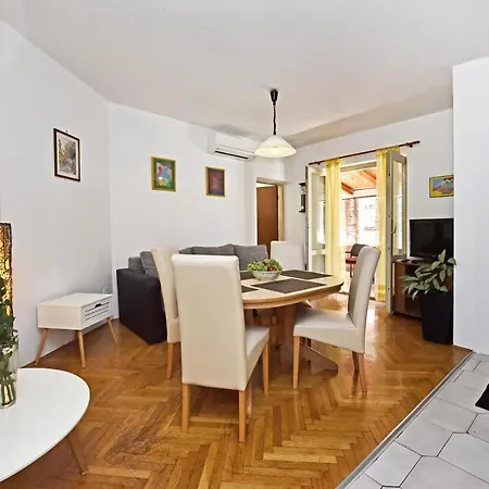 Πανσιόν Nikola 4*